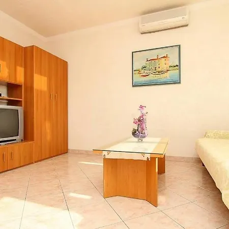 Apartament Lili 7 *